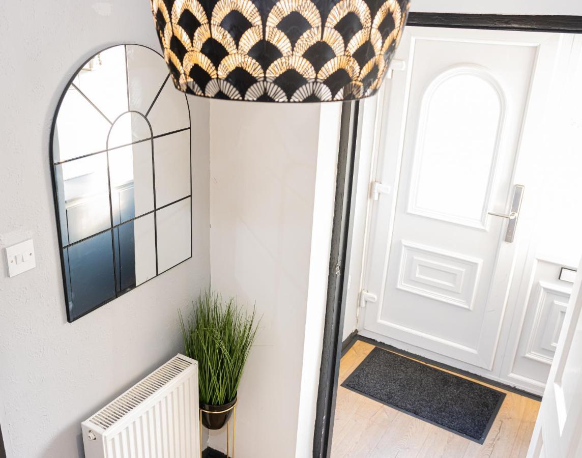 Td Stourb Dudley - Luxurious 3 Bedroom House - Sleeps 7 - Dy1 - Long And Short Stay Брирли Хилл Экстерьер фото