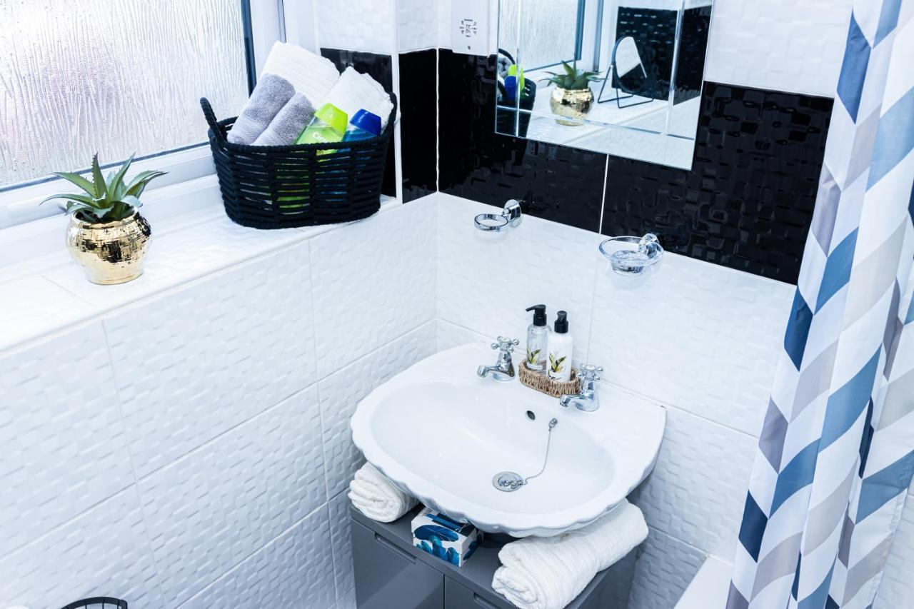 Td Stourb Dudley - Luxurious 3 Bedroom House - Sleeps 7 - Dy1 - Long And Short Stay Брирли Хилл Экстерьер фото