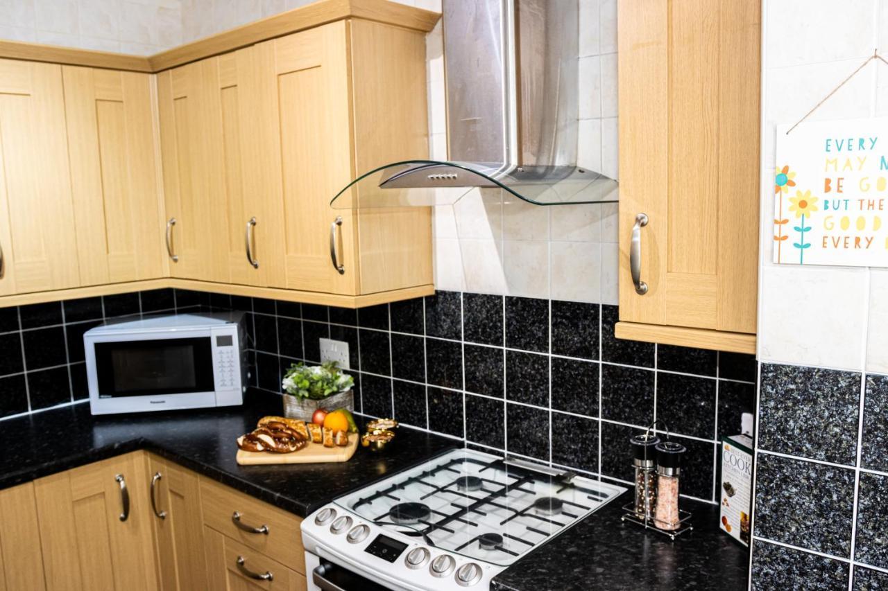 Td Stourb Dudley - Luxurious 3 Bedroom House - Sleeps 7 - Dy1 - Long And Short Stay Брирли Хилл Экстерьер фото